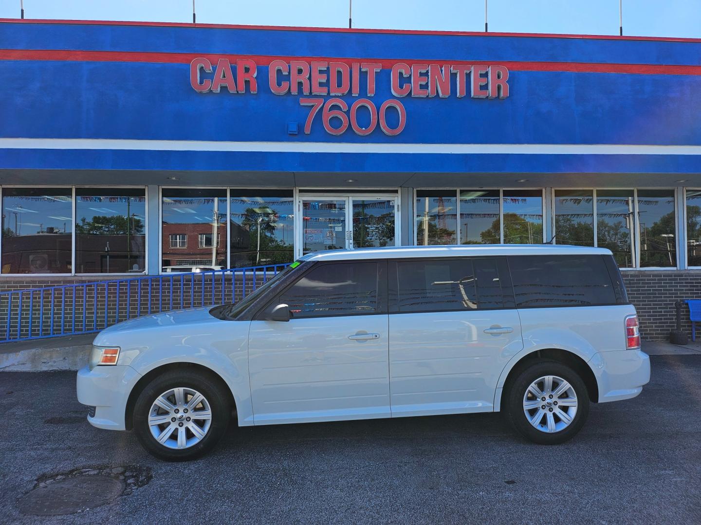 2011 WHITE Ford Flex SE FWD (2FMGK5BC8BB) with an 3.5L V6 DOHC 24V engine, 6-Speed Automatic Overdrive transmission, located at 7600 S Western Ave., Chicago, IL, 60620, (773) 918-3980, 0.000000, 0.000000 - Photo#0